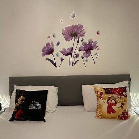 London 2 Bed 2 Bath Apartment Holiday Home - Free Parking - 3Min Walk To The Train Station - 19Min To London Liverpool Street 5Min To Victoria Line 1Gb Broadband Super Fast Internet Ground Floor 100S Of Shops Restaurants Bakeries 24-Hour Asda Superst 外观 照片