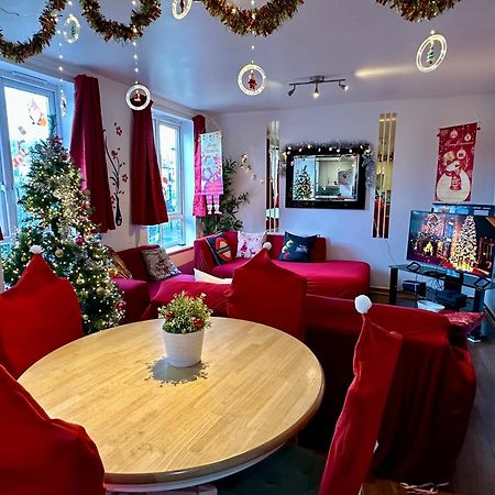 London 2 Bed 2 Bath Apartment Holiday Home - Free Parking - 3Min Walk To The Train Station - 19Min To London Liverpool Street 5Min To Victoria Line 1Gb Broadband Super Fast Internet Ground Floor 100S Of Shops Restaurants Bakeries 24-Hour Asda Superst 外观 照片
