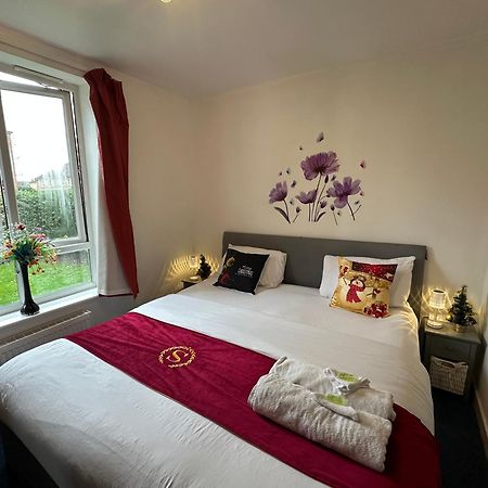 London 2 Bed 2 Bath Apartment Holiday Home - Free Parking - 3Min Walk To The Train Station - 19Min To London Liverpool Street 5Min To Victoria Line 1Gb Broadband Super Fast Internet Ground Floor 100S Of Shops Restaurants Bakeries 24-Hour Asda Superst 外观 照片
