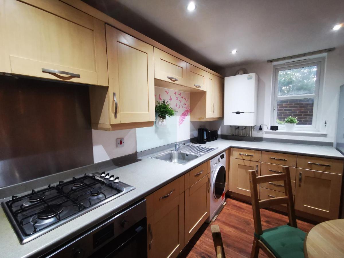 London 2 Bed 2 Bath Apartment Holiday Home - Free Parking - 3Min Walk To The Train Station - 19Min To London Liverpool Street 5Min To Victoria Line 1Gb Broadband Super Fast Internet Ground Floor 100S Of Shops Restaurants Bakeries 24-Hour Asda Superst 外观 照片