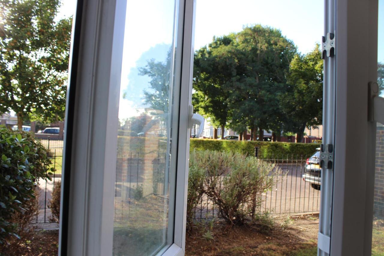 London 2 Bed 2 Bath Apartment Holiday Home - Free Parking - 3Min Walk To The Train Station - 19Min To London Liverpool Street 5Min To Victoria Line 1Gb Broadband Super Fast Internet Ground Floor 100S Of Shops Restaurants Bakeries 24-Hour Asda Superst 外观 照片