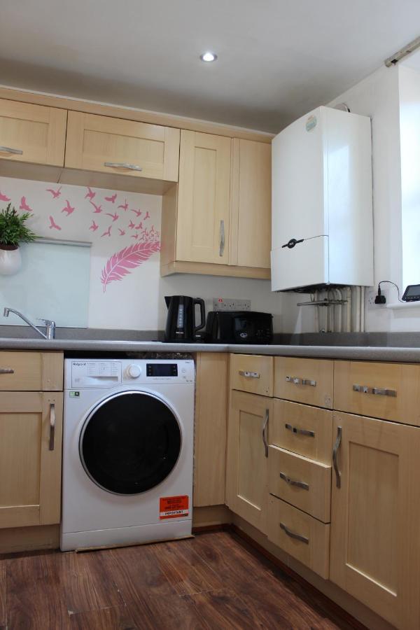 London 2 Bed 2 Bath Apartment Holiday Home - Free Parking - 3Min Walk To The Train Station - 19Min To London Liverpool Street 5Min To Victoria Line 1Gb Broadband Super Fast Internet Ground Floor 100S Of Shops Restaurants Bakeries 24-Hour Asda Superst 外观 照片
