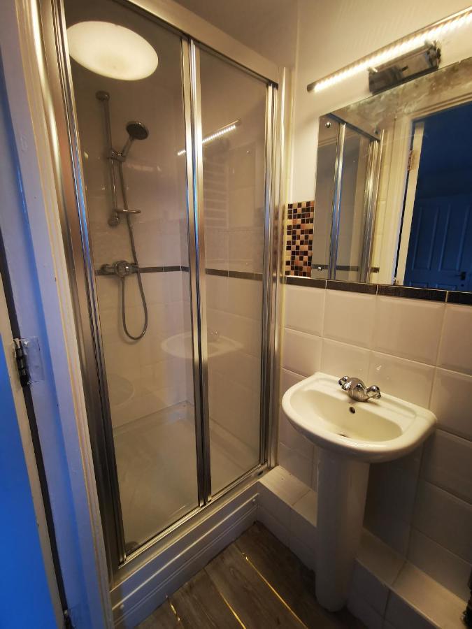 London 2 Bed 2 Bath Apartment Holiday Home - Free Parking - 3Min Walk To The Train Station - 19Min To London Liverpool Street 5Min To Victoria Line 1Gb Broadband Super Fast Internet Ground Floor 100S Of Shops Restaurants Bakeries 24-Hour Asda Superst 外观 照片