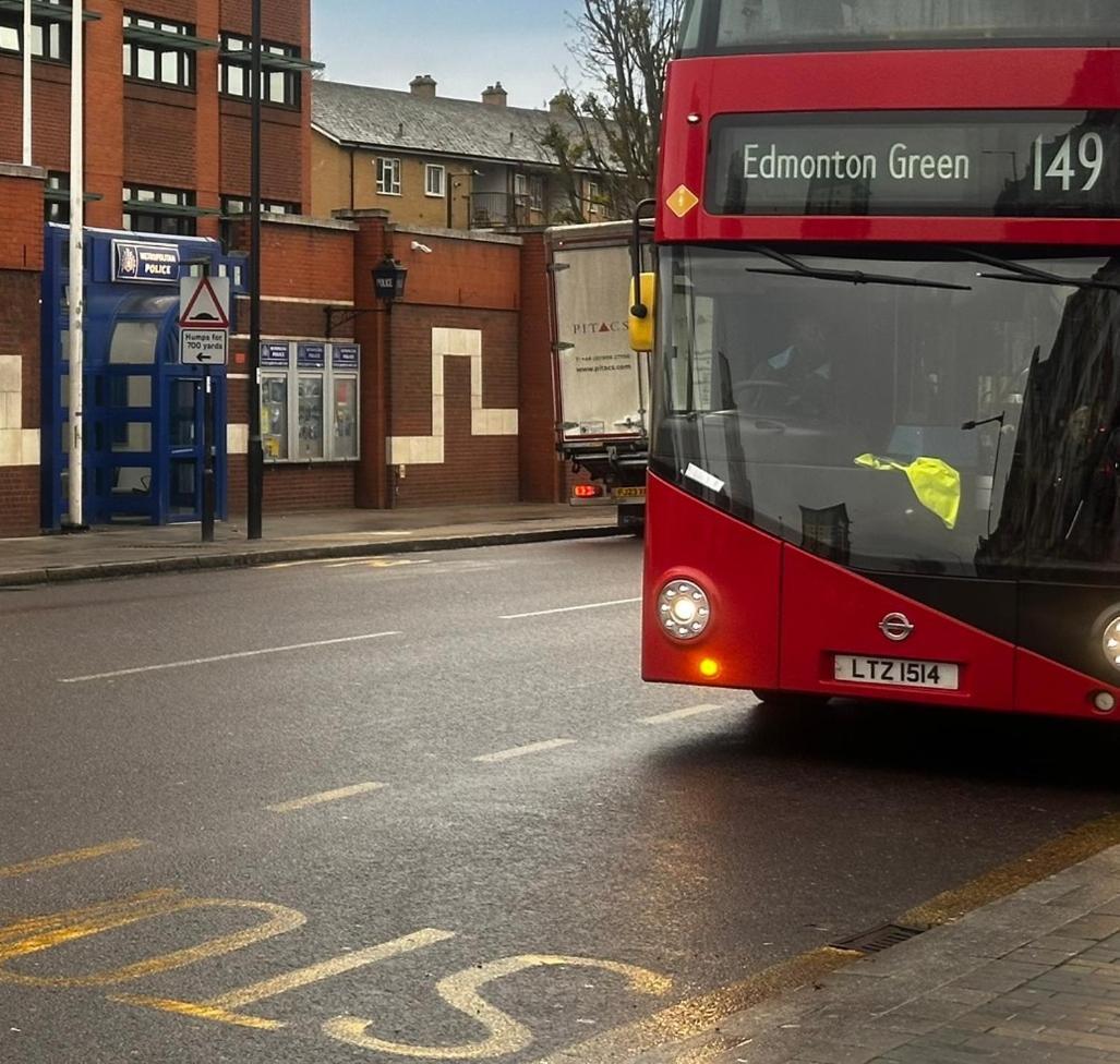 London 2 Bed 2 Bath Apartment Holiday Home - Free Parking - 3Min Walk To The Train Station - 19Min To London Liverpool Street 5Min To Victoria Line 1Gb Broadband Super Fast Internet Ground Floor 100S Of Shops Restaurants Bakeries 24-Hour Asda Superst 外观 照片