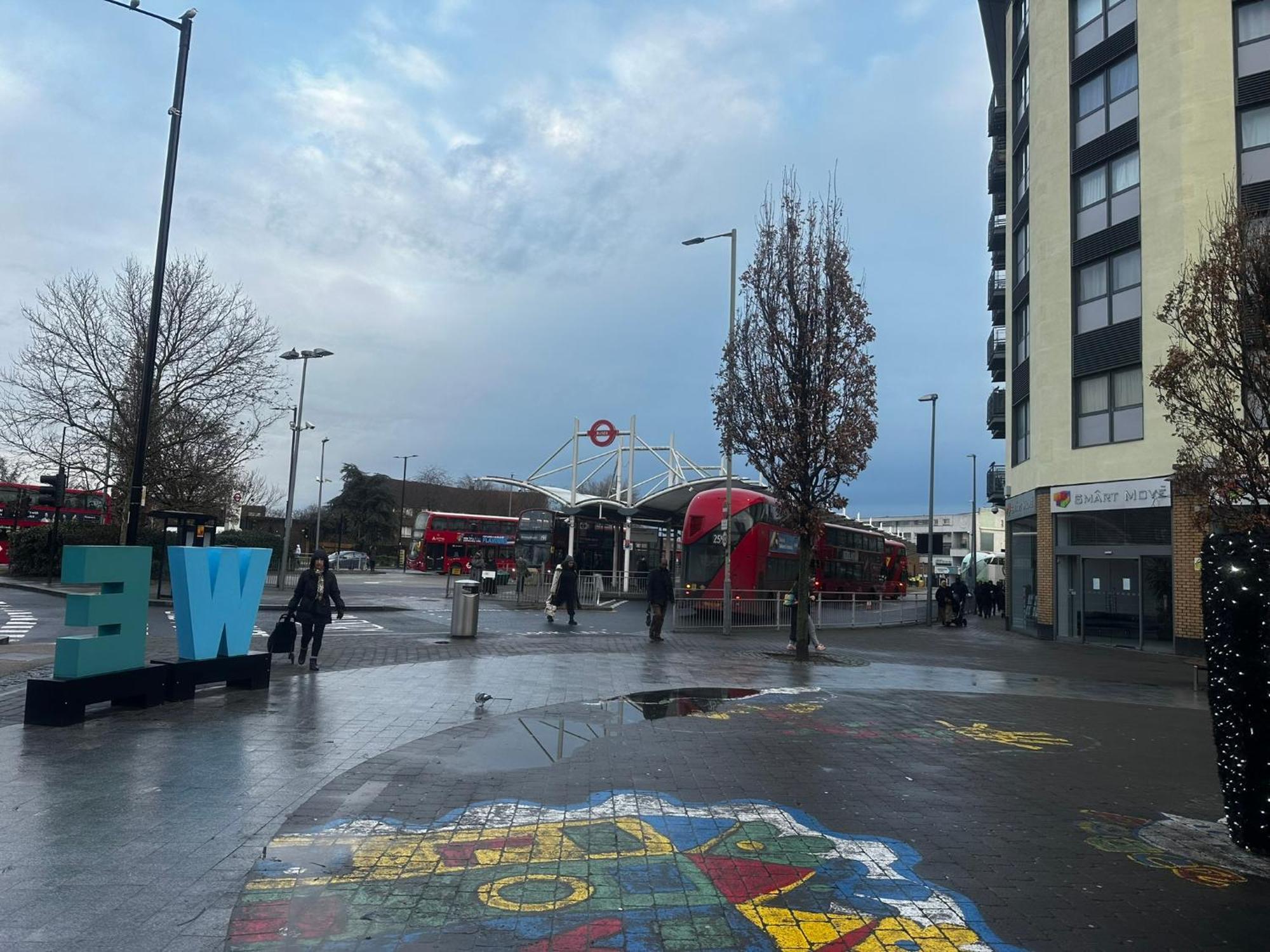 London 2 Bed 2 Bath Apartment Holiday Home - Free Parking - 3Min Walk To The Train Station - 19Min To London Liverpool Street 5Min To Victoria Line 1Gb Broadband Super Fast Internet Ground Floor 100S Of Shops Restaurants Bakeries 24-Hour Asda Superst 外观 照片