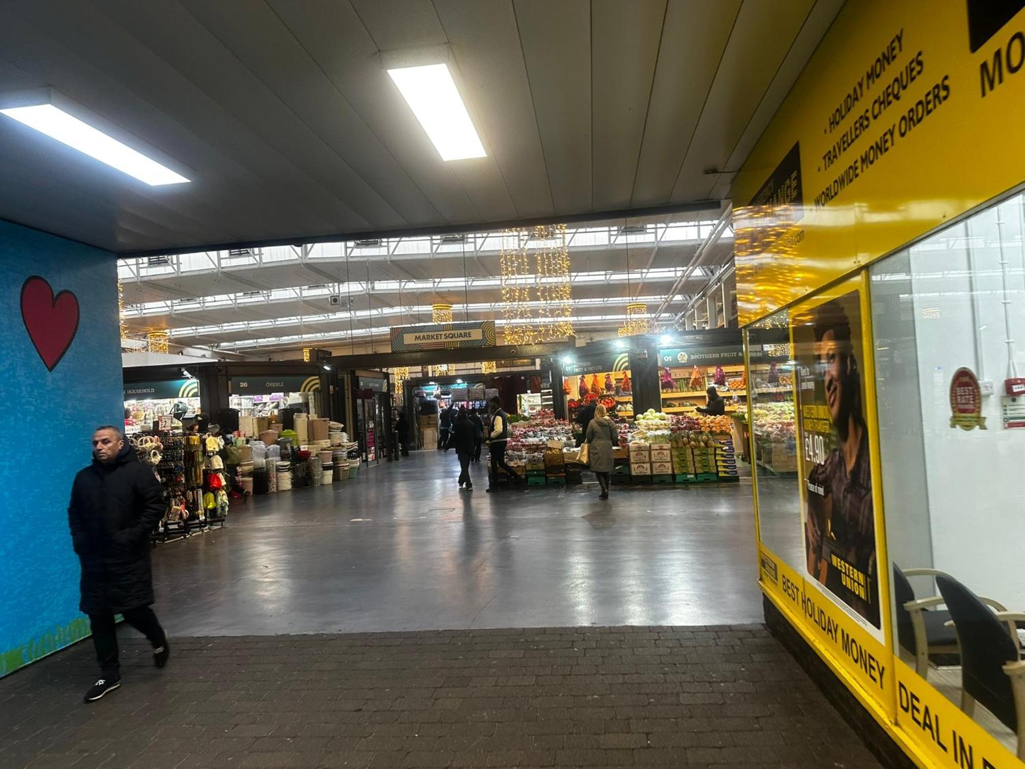 London 2 Bed 2 Bath Apartment Holiday Home - Free Parking - 3Min Walk To The Train Station - 19Min To London Liverpool Street 5Min To Victoria Line 1Gb Broadband Super Fast Internet Ground Floor 100S Of Shops Restaurants Bakeries 24-Hour Asda Superst 外观 照片