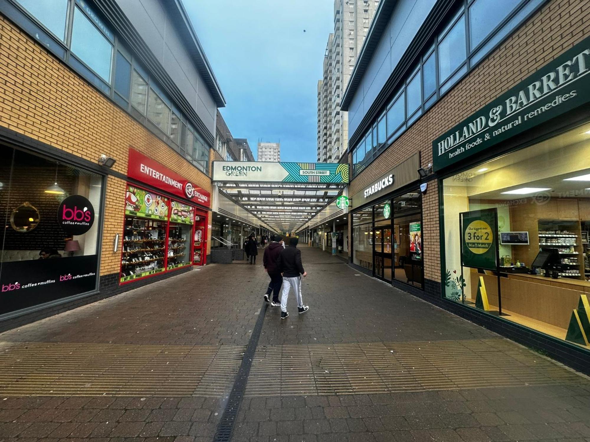 London 2 Bed 2 Bath Apartment Holiday Home - Free Parking - 3Min Walk To The Train Station - 19Min To London Liverpool Street 5Min To Victoria Line 1Gb Broadband Super Fast Internet Ground Floor 100S Of Shops Restaurants Bakeries 24-Hour Asda Superst 外观 照片
