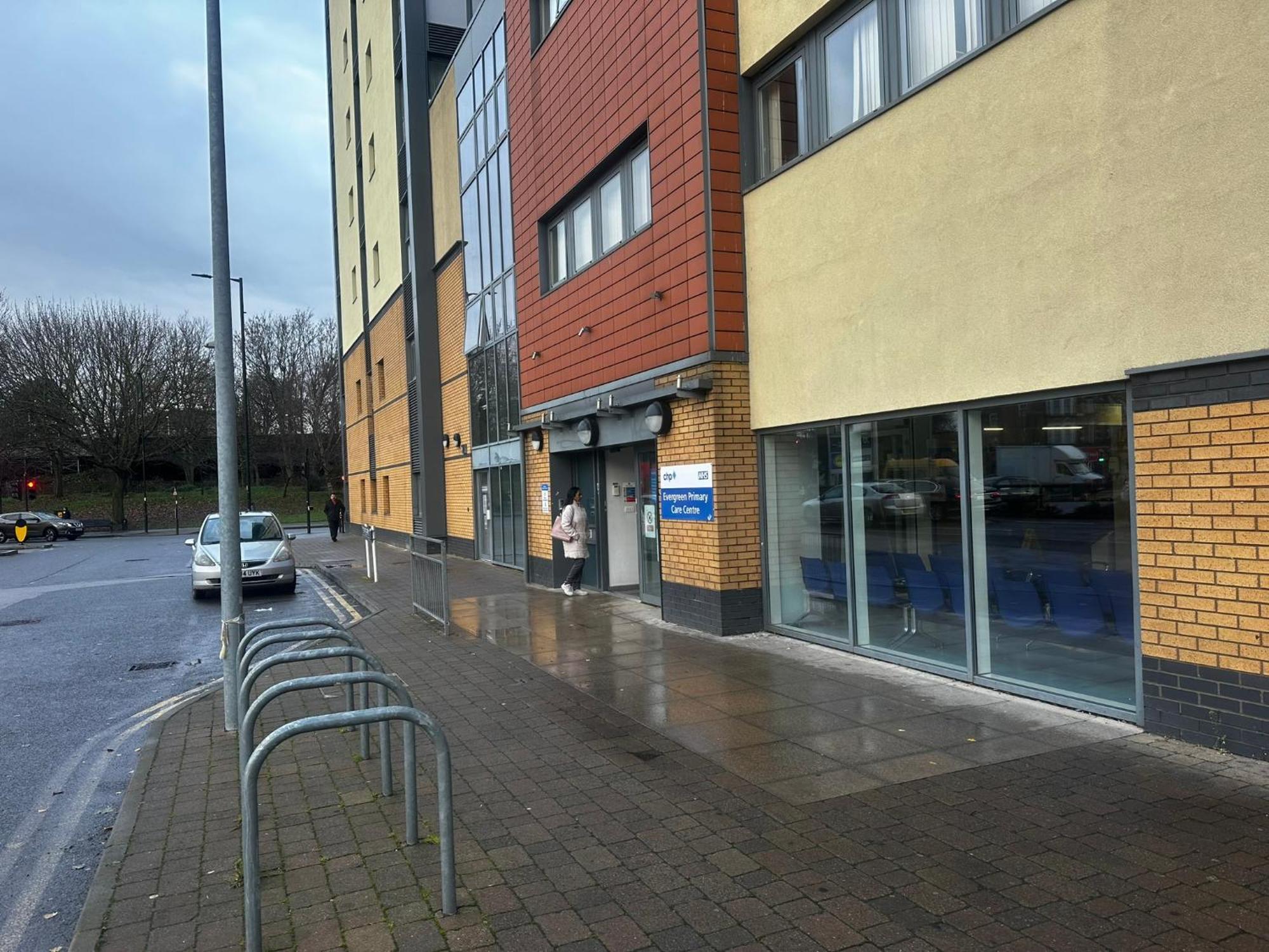 London 2 Bed 2 Bath Apartment Holiday Home - Free Parking - 3Min Walk To The Train Station - 19Min To London Liverpool Street 5Min To Victoria Line 1Gb Broadband Super Fast Internet Ground Floor 100S Of Shops Restaurants Bakeries 24-Hour Asda Superst 外观 照片