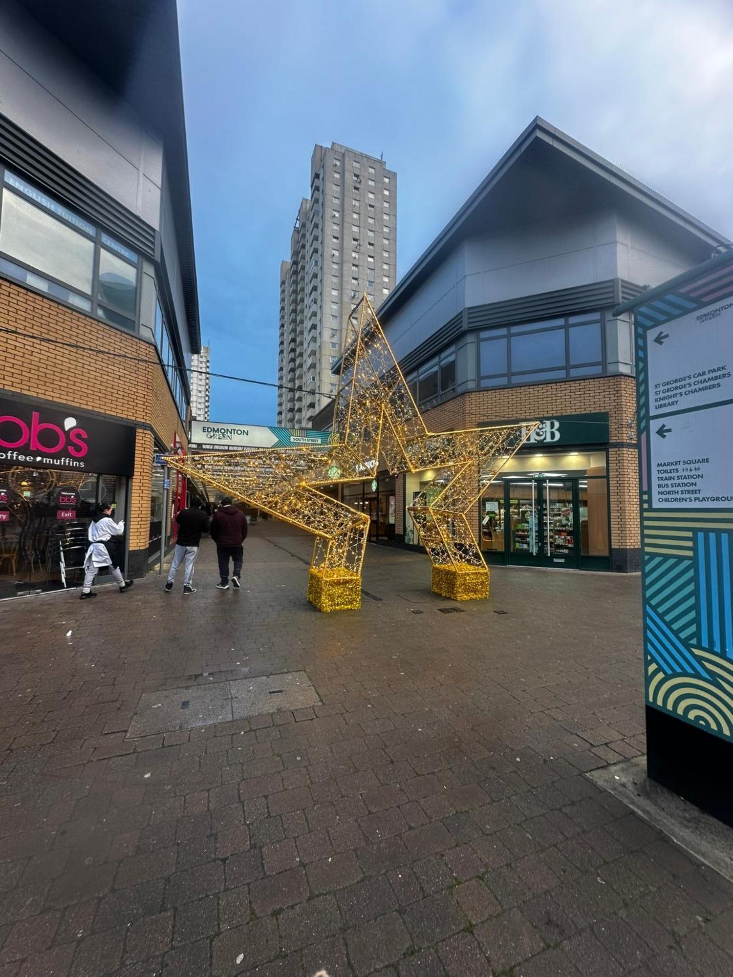 London 2 Bed 2 Bath Apartment Holiday Home - Free Parking - 3Min Walk To The Train Station - 19Min To London Liverpool Street 5Min To Victoria Line 1Gb Broadband Super Fast Internet Ground Floor 100S Of Shops Restaurants Bakeries 24-Hour Asda Superst 外观 照片