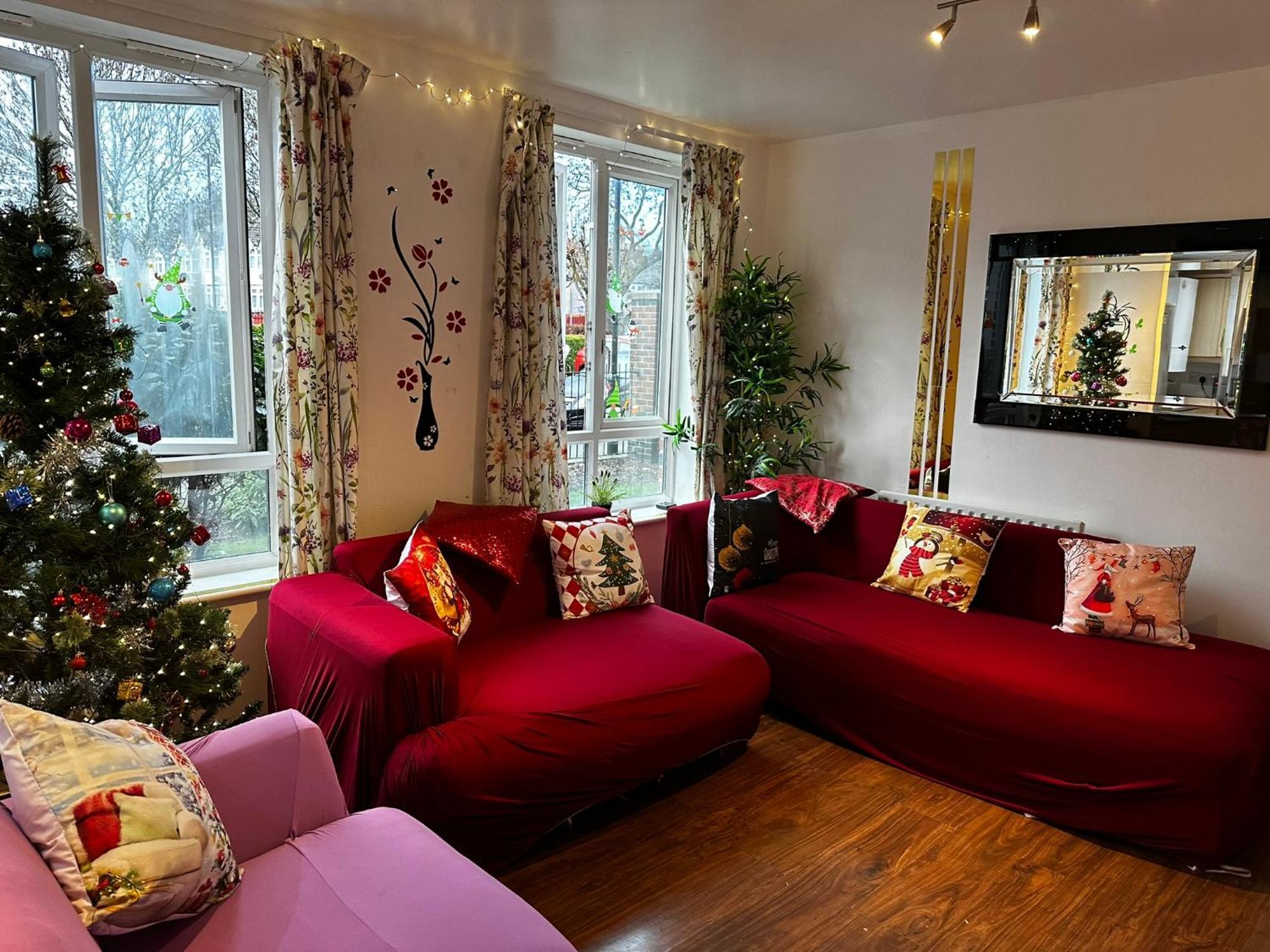 London 2 Bed 2 Bath Apartment Holiday Home - Free Parking - 3Min Walk To The Train Station - 19Min To London Liverpool Street 5Min To Victoria Line 1Gb Broadband Super Fast Internet Ground Floor 100S Of Shops Restaurants Bakeries 24-Hour Asda Superst 外观 照片