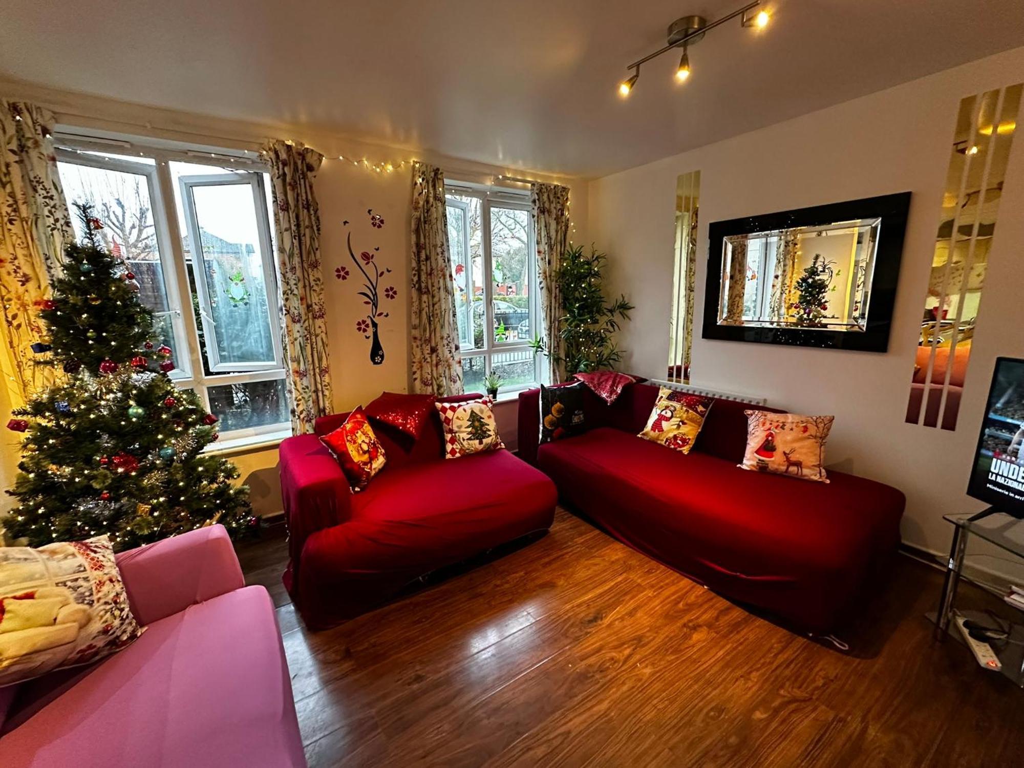 London 2 Bed 2 Bath Apartment Holiday Home - Free Parking - 3Min Walk To The Train Station - 19Min To London Liverpool Street 5Min To Victoria Line 1Gb Broadband Super Fast Internet Ground Floor 100S Of Shops Restaurants Bakeries 24-Hour Asda Superst 外观 照片
