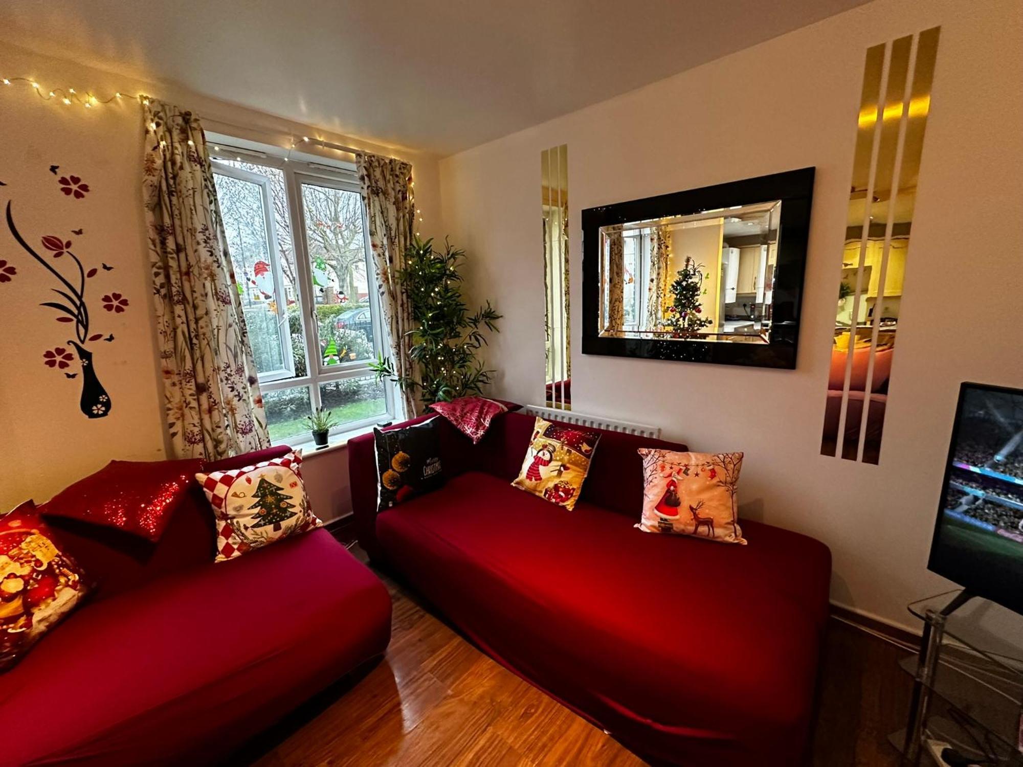 London 2 Bed 2 Bath Apartment Holiday Home - Free Parking - 3Min Walk To The Train Station - 19Min To London Liverpool Street 5Min To Victoria Line 1Gb Broadband Super Fast Internet Ground Floor 100S Of Shops Restaurants Bakeries 24-Hour Asda Superst 外观 照片