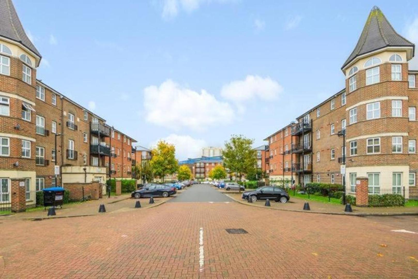 London 2 Bed 2 Bath Apartment Holiday Home - Free Parking - 3Min Walk To The Train Station - 19Min To London Liverpool Street 5Min To Victoria Line 1Gb Broadband Super Fast Internet Ground Floor 100S Of Shops Restaurants Bakeries 24-Hour Asda Superst 外观 照片