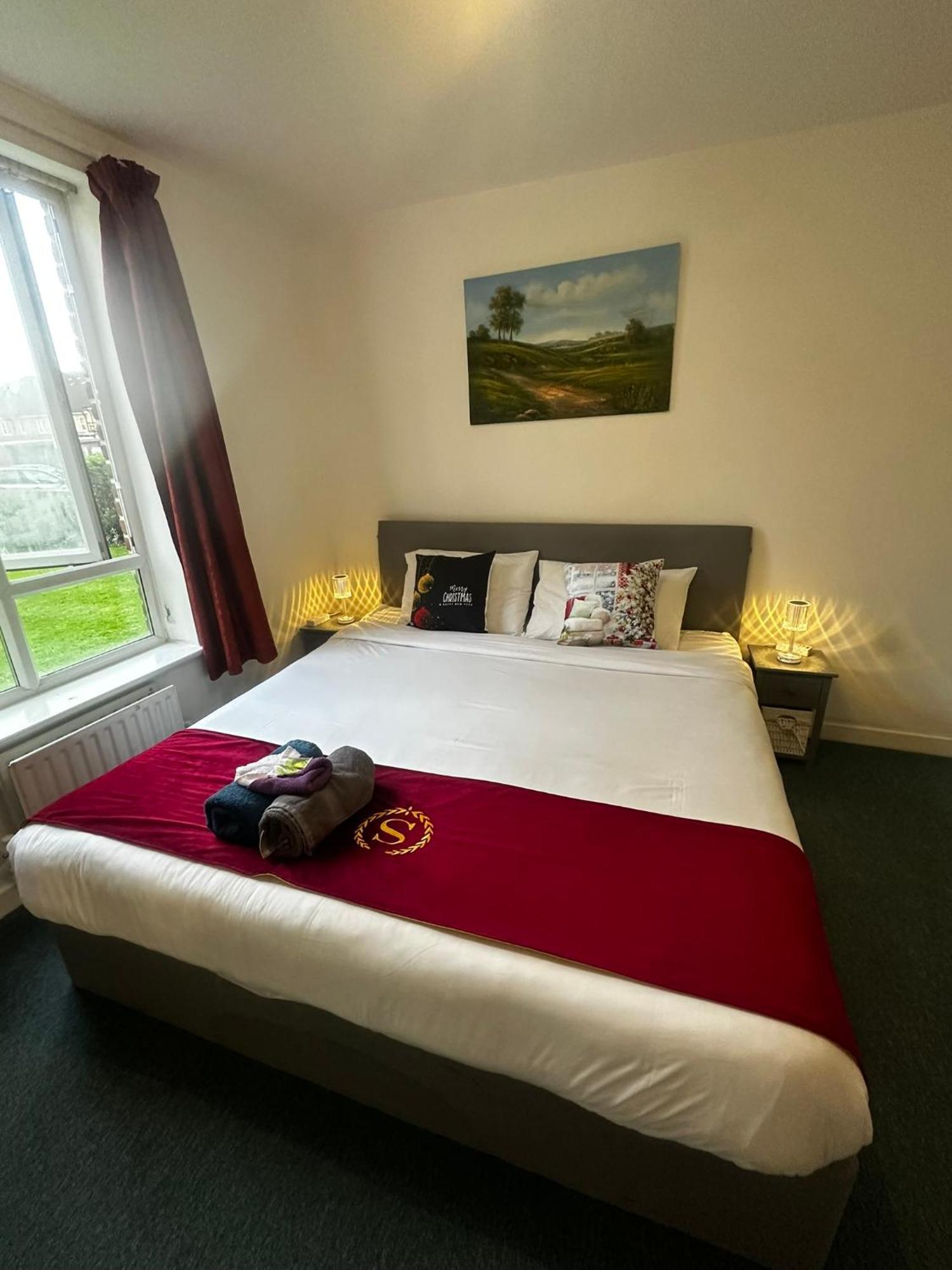London 2 Bed 2 Bath Apartment Holiday Home - Free Parking - 3Min Walk To The Train Station - 19Min To London Liverpool Street 5Min To Victoria Line 1Gb Broadband Super Fast Internet Ground Floor 100S Of Shops Restaurants Bakeries 24-Hour Asda Superst 外观 照片
