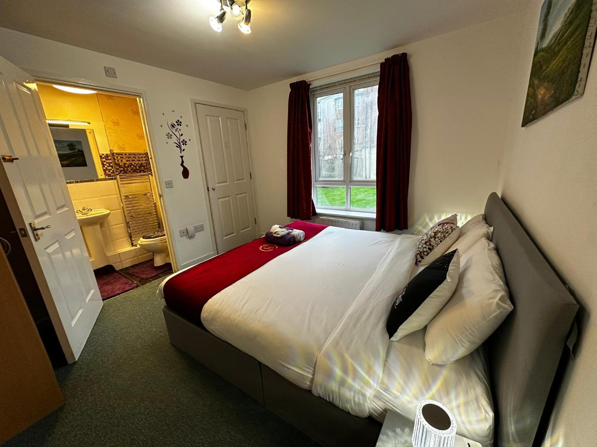 London 2 Bed 2 Bath Apartment Holiday Home - Free Parking - 3Min Walk To The Train Station - 19Min To London Liverpool Street 5Min To Victoria Line 1Gb Broadband Super Fast Internet Ground Floor 100S Of Shops Restaurants Bakeries 24-Hour Asda Superst 外观 照片