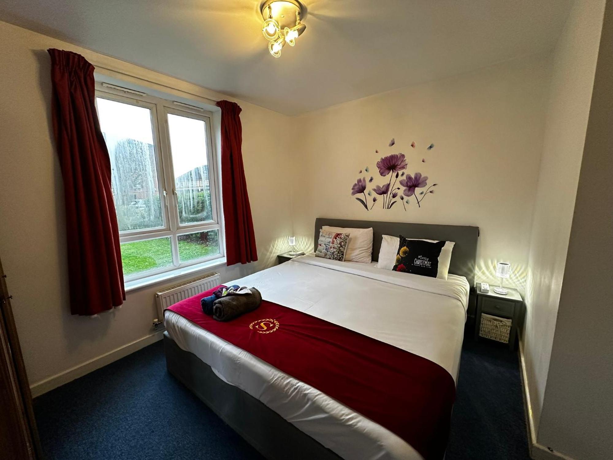London 2 Bed 2 Bath Apartment Holiday Home - Free Parking - 3Min Walk To The Train Station - 19Min To London Liverpool Street 5Min To Victoria Line 1Gb Broadband Super Fast Internet Ground Floor 100S Of Shops Restaurants Bakeries 24-Hour Asda Superst 外观 照片