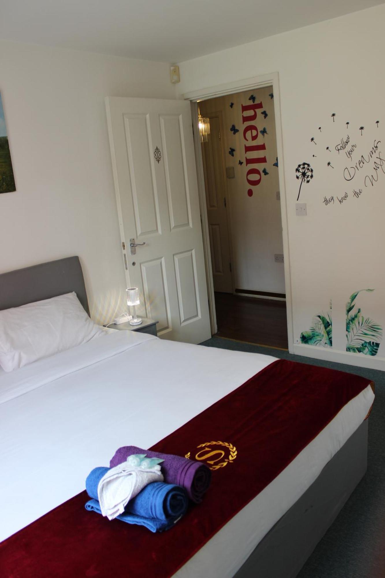 London 2 Bed 2 Bath Apartment Holiday Home - Free Parking - 3Min Walk To The Train Station - 19Min To London Liverpool Street 5Min To Victoria Line 1Gb Broadband Super Fast Internet Ground Floor 100S Of Shops Restaurants Bakeries 24-Hour Asda Superst 外观 照片
