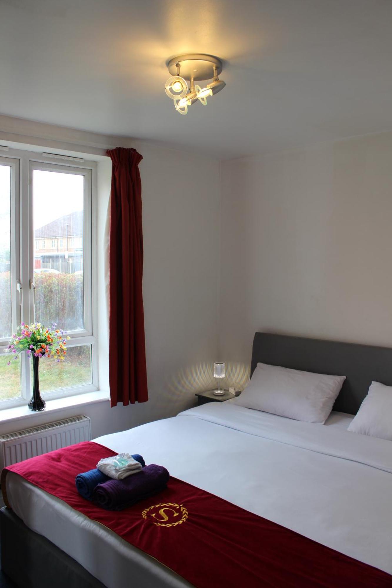 London 2 Bed 2 Bath Apartment Holiday Home - Free Parking - 3Min Walk To The Train Station - 19Min To London Liverpool Street 5Min To Victoria Line 1Gb Broadband Super Fast Internet Ground Floor 100S Of Shops Restaurants Bakeries 24-Hour Asda Superst 外观 照片
