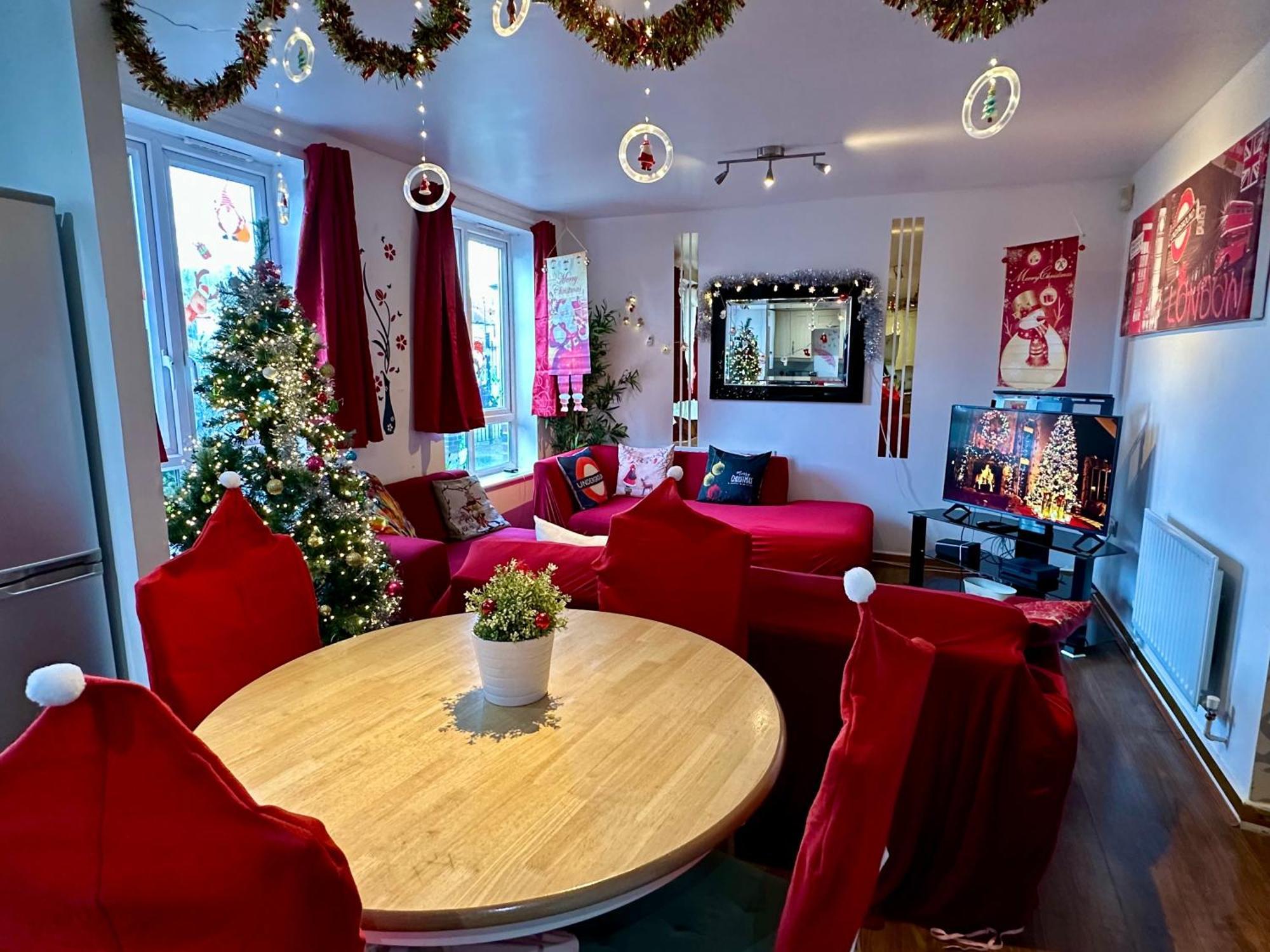 London 2 Bed 2 Bath Apartment Holiday Home - Free Parking - 3Min Walk To The Train Station - 19Min To London Liverpool Street 5Min To Victoria Line 1Gb Broadband Super Fast Internet Ground Floor 100S Of Shops Restaurants Bakeries 24-Hour Asda Superst 外观 照片