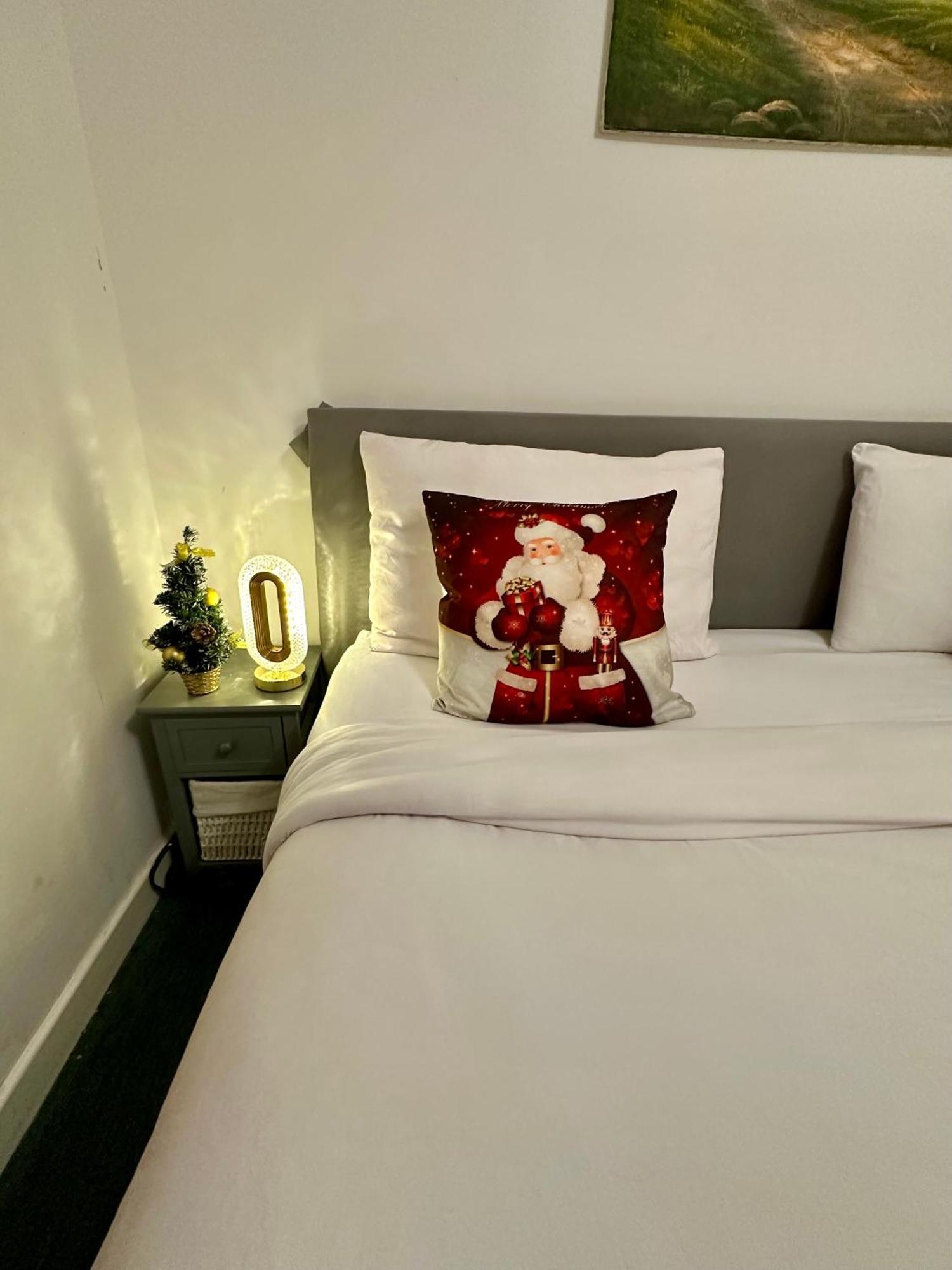 London 2 Bed 2 Bath Apartment Holiday Home - Free Parking - 3Min Walk To The Train Station - 19Min To London Liverpool Street 5Min To Victoria Line 1Gb Broadband Super Fast Internet Ground Floor 100S Of Shops Restaurants Bakeries 24-Hour Asda Superst 外观 照片