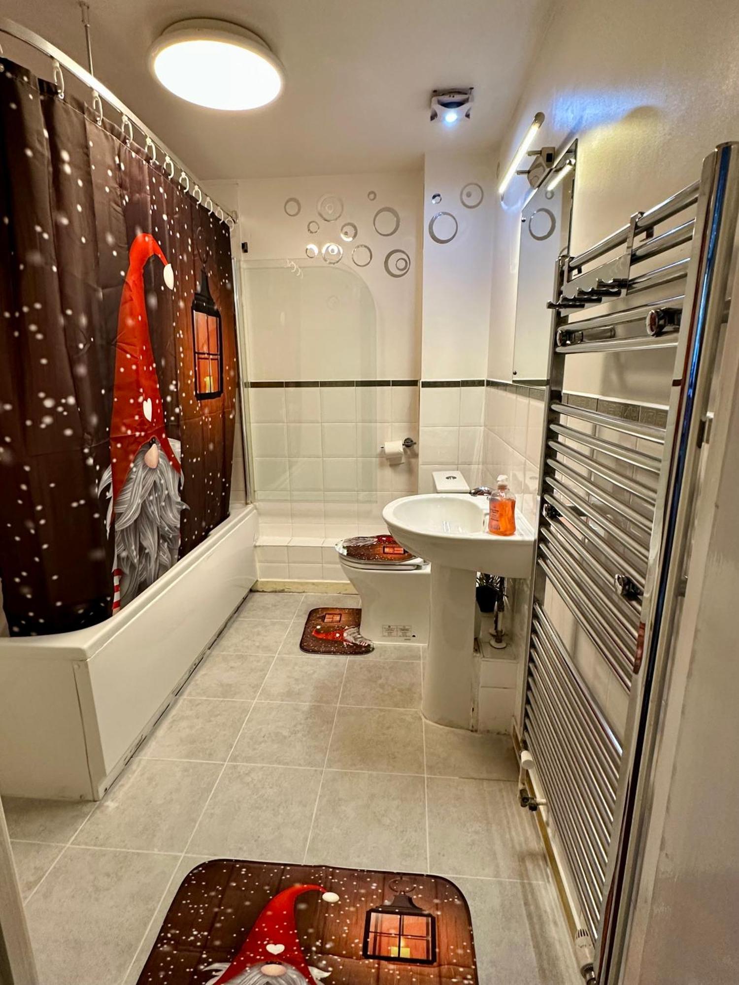 London 2 Bed 2 Bath Apartment Holiday Home - Free Parking - 3Min Walk To The Train Station - 19Min To London Liverpool Street 5Min To Victoria Line 1Gb Broadband Super Fast Internet Ground Floor 100S Of Shops Restaurants Bakeries 24-Hour Asda Superst 外观 照片