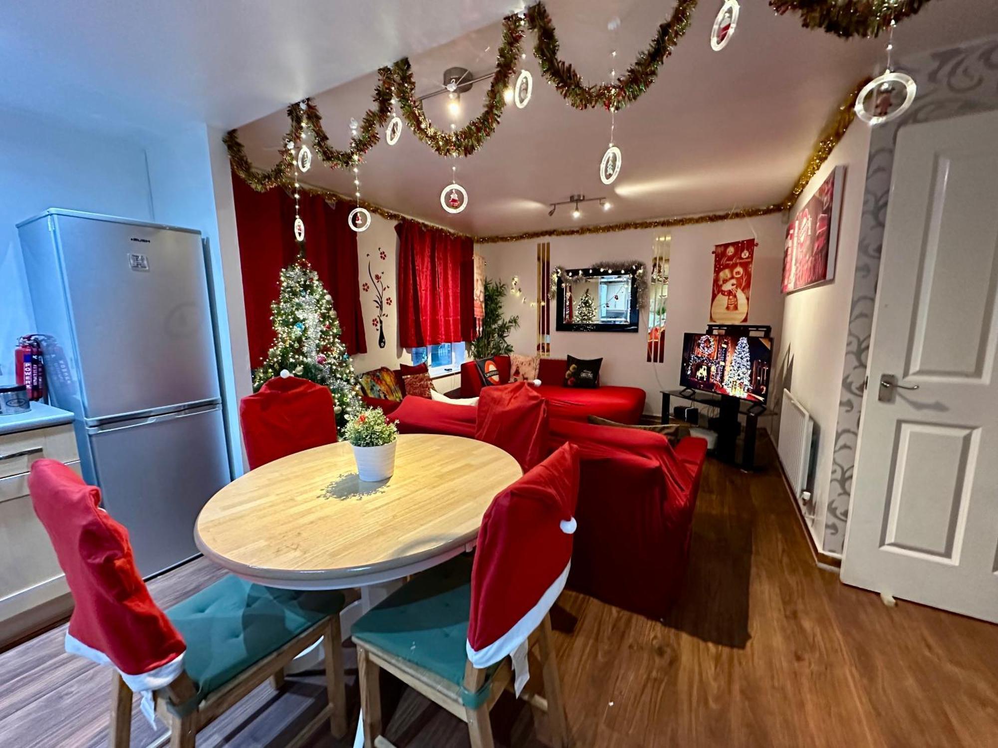 London 2 Bed 2 Bath Apartment Holiday Home - Free Parking - 3Min Walk To The Train Station - 19Min To London Liverpool Street 5Min To Victoria Line 1Gb Broadband Super Fast Internet Ground Floor 100S Of Shops Restaurants Bakeries 24-Hour Asda Superst 外观 照片