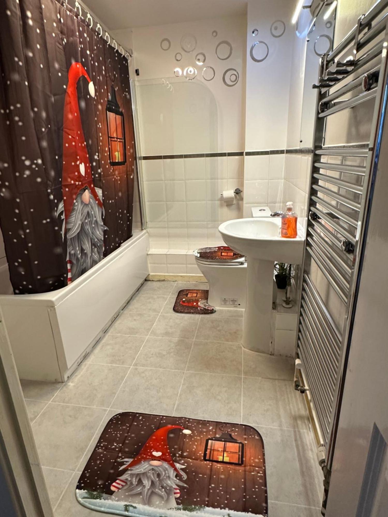 London 2 Bed 2 Bath Apartment Holiday Home - Free Parking - 3Min Walk To The Train Station - 19Min To London Liverpool Street 5Min To Victoria Line 1Gb Broadband Super Fast Internet Ground Floor 100S Of Shops Restaurants Bakeries 24-Hour Asda Superst 外观 照片