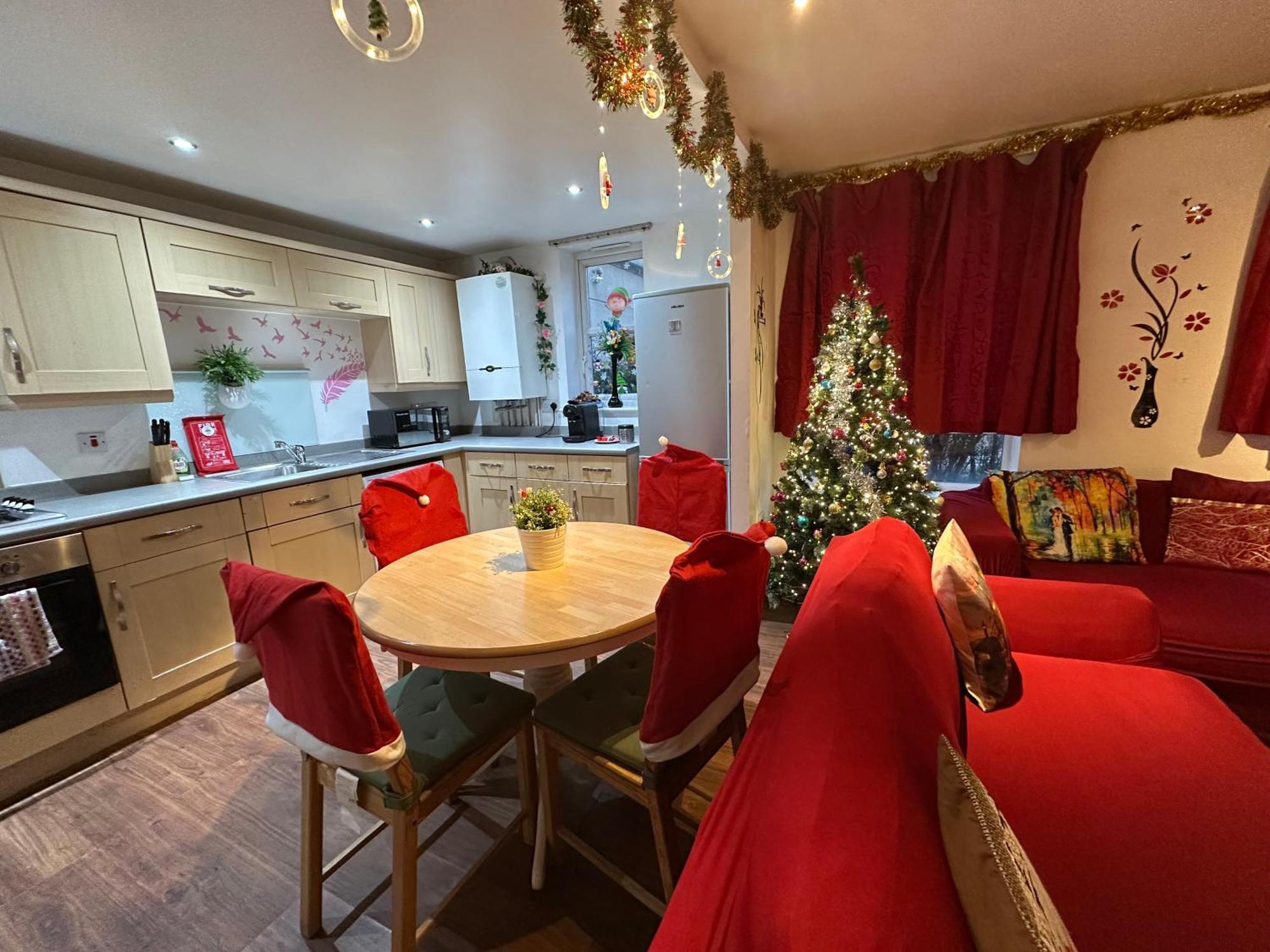 London 2 Bed 2 Bath Apartment Holiday Home - Free Parking - 3Min Walk To The Train Station - 19Min To London Liverpool Street 5Min To Victoria Line 1Gb Broadband Super Fast Internet Ground Floor 100S Of Shops Restaurants Bakeries 24-Hour Asda Superst 外观 照片
