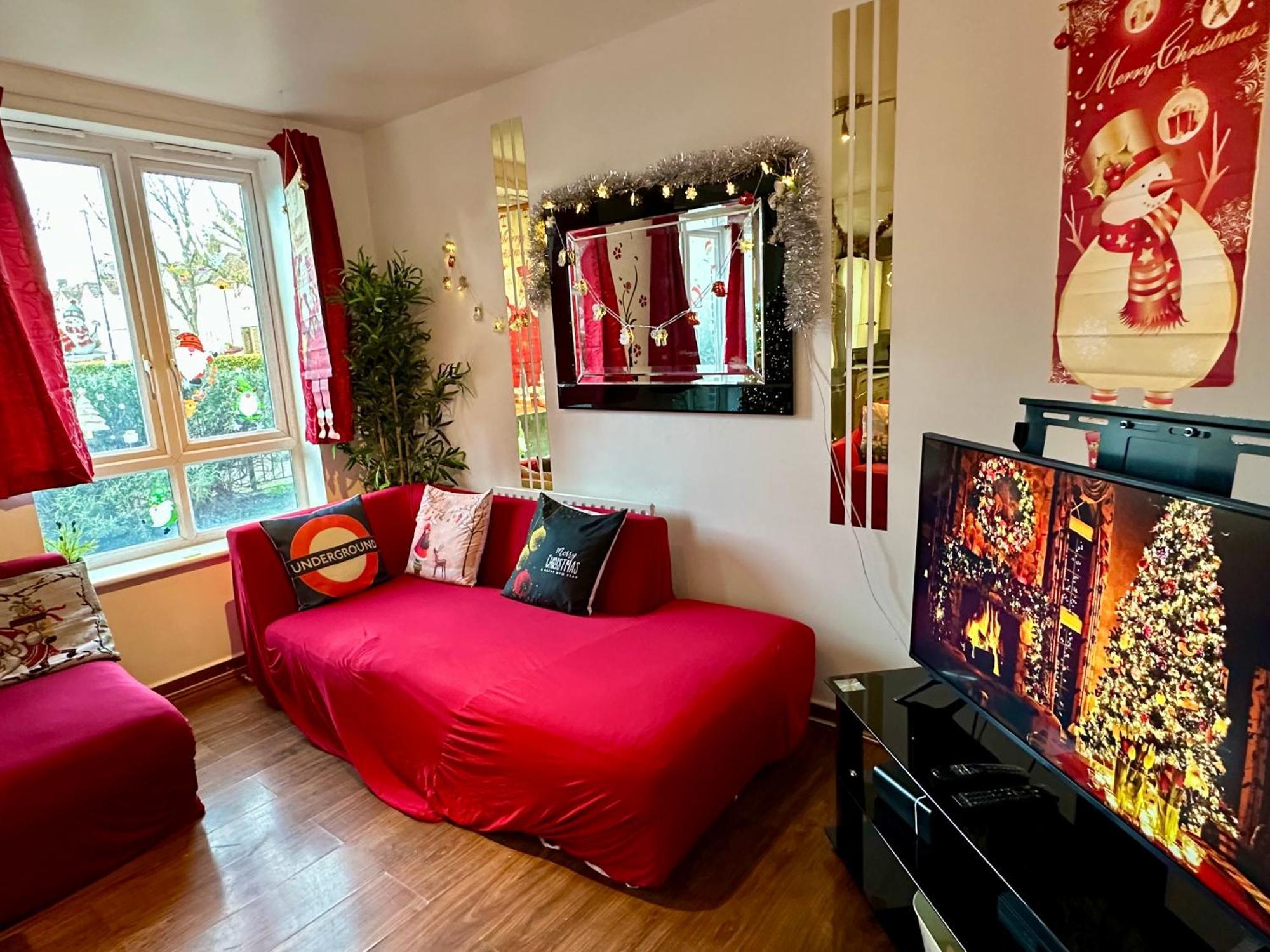 London 2 Bed 2 Bath Apartment Holiday Home - Free Parking - 3Min Walk To The Train Station - 19Min To London Liverpool Street 5Min To Victoria Line 1Gb Broadband Super Fast Internet Ground Floor 100S Of Shops Restaurants Bakeries 24-Hour Asda Superst 外观 照片