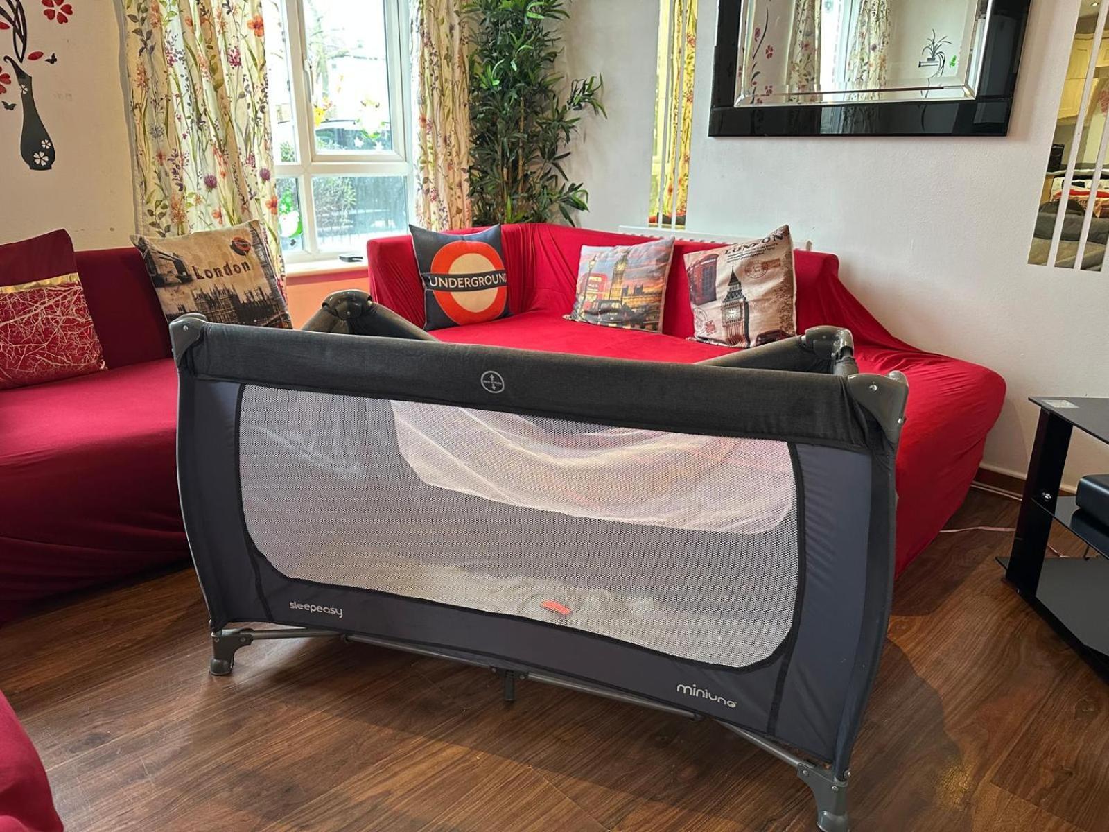 London 2 Bed 2 Bath Apartment Holiday Home - Free Parking - 3Min Walk To The Train Station - 19Min To London Liverpool Street 5Min To Victoria Line 1Gb Broadband Super Fast Internet Ground Floor 100S Of Shops Restaurants Bakeries 24-Hour Asda Superst 外观 照片
